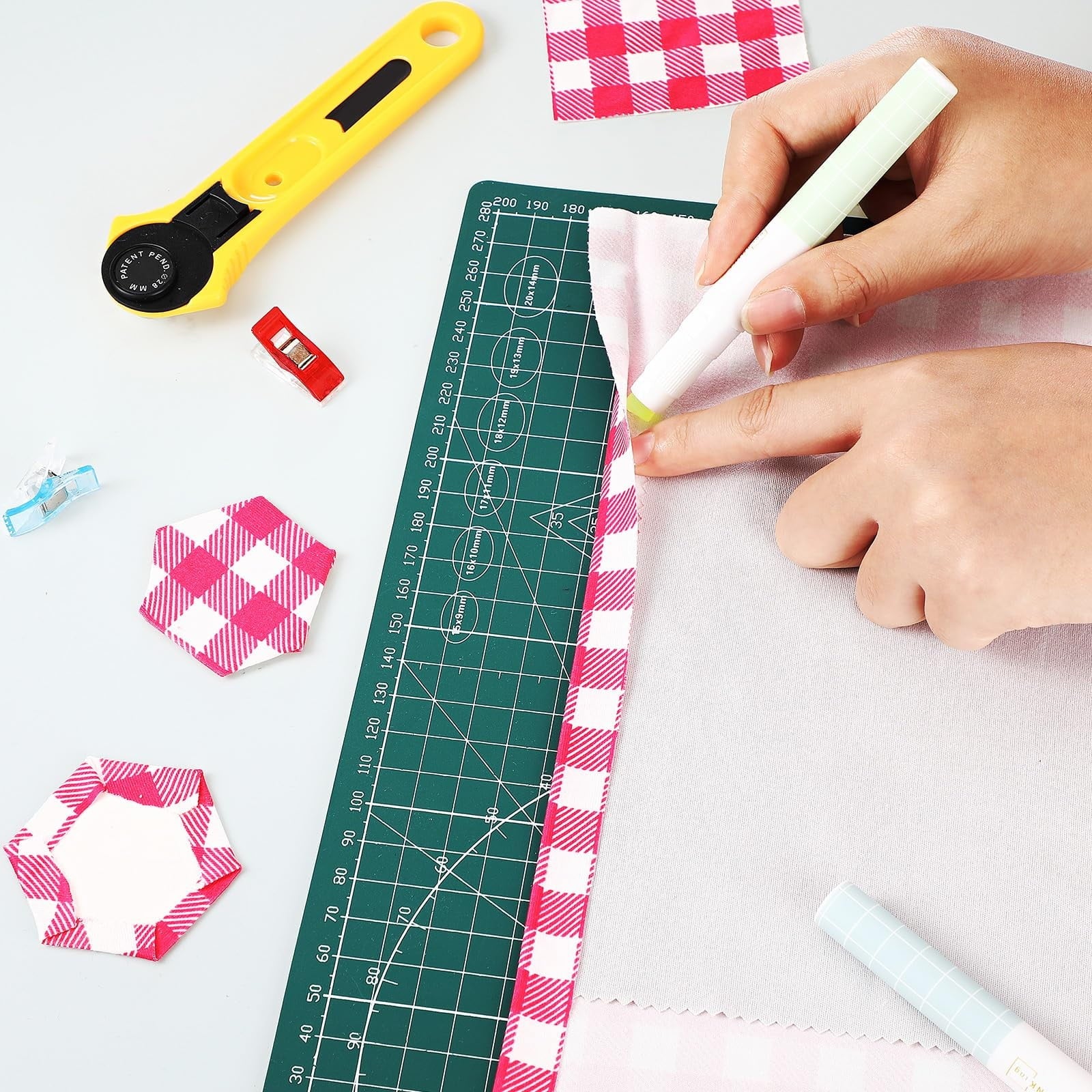 Ngheia Pen-Shaped Glue Stick Refill, Pen Glue 4 Pack Replacement Cartridges Grid Pattern Design Colors Compatible with Standard Pen Glue Applicators, 1 Card Glue Stick (4Pcs)